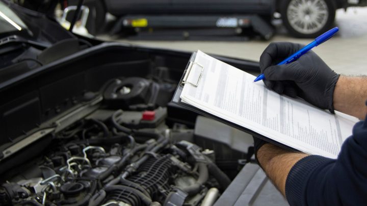 Motorfolio Λίστες Σημείων Ελέγχου: Ο μηχανικός σημειώνει σε χειρόγραφη λίστα τα σημεία που ελέγχει στο όχημα.